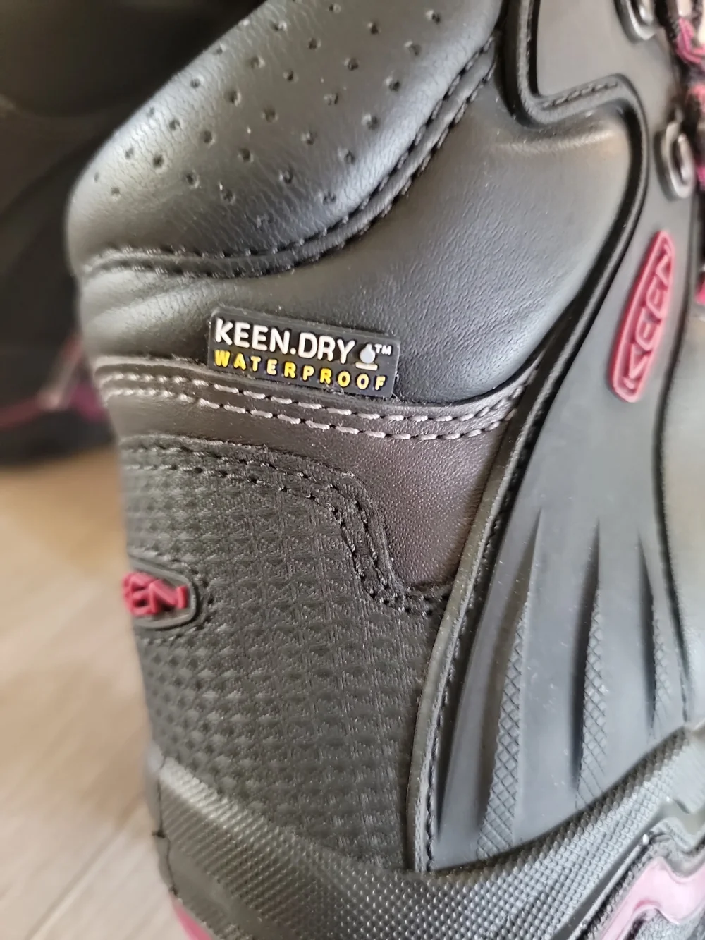 KEEN Women’s Hiking Boots 6.5 LIBERTY Ridge WP Waterproof Black 1013991 EUC